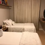 Este amplo e charmoso apartamento espera por você!