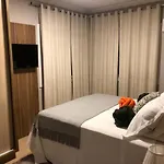 Este amplo e charmoso apartamento espera por você!