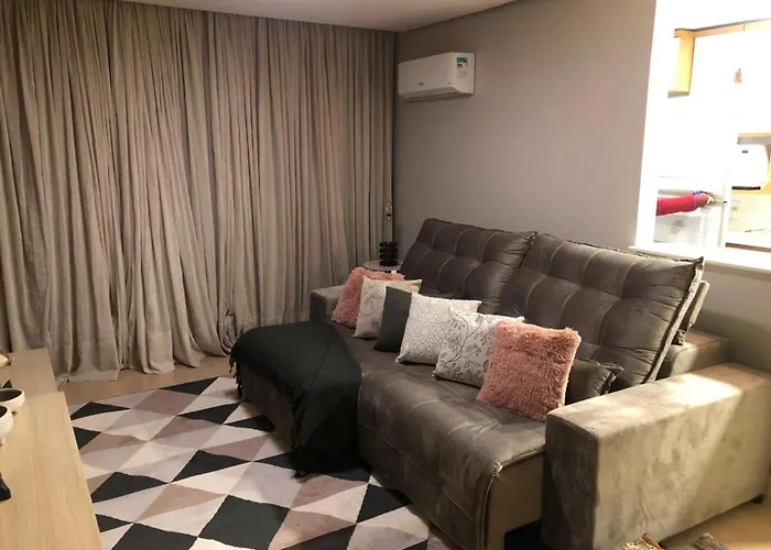 Este amplo e charmoso apartamento espera por você!